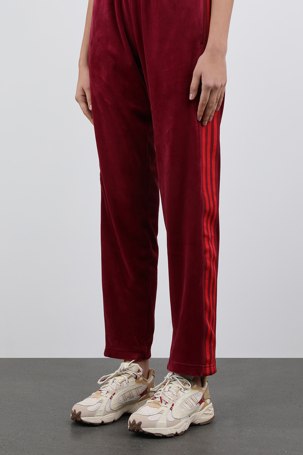 תמונת כל הלוק של אדידס X אייבי פארק נעלי סניקרס סאווג' וי 4